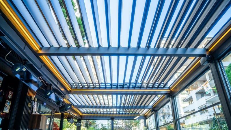 La pergola bioclimatique prot&egrave;ge votre terrasse du soleil et de la pluie &agrave; &Eacute;pinal