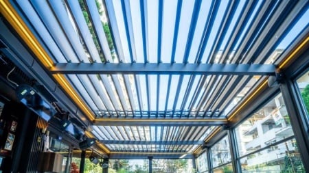 La pergola bioclimatique prot&egrave;ge votre terrasse du soleil et de la pluie &agrave; &Eacute;pinal